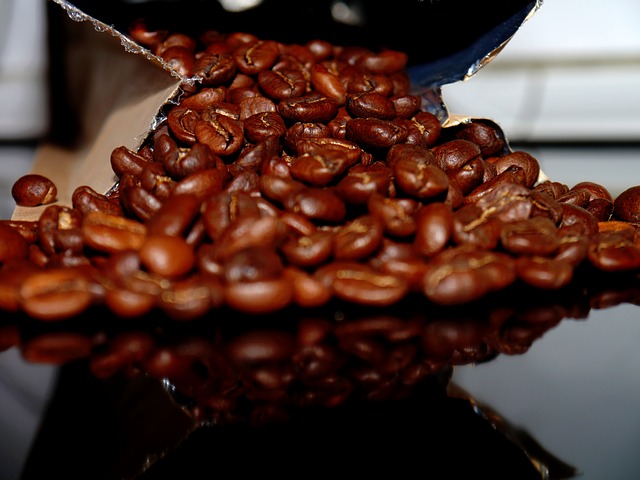 rozsypaná kávová zrna