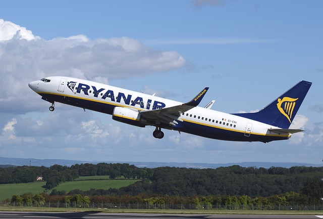 Letadlo Ryanair vzlétá